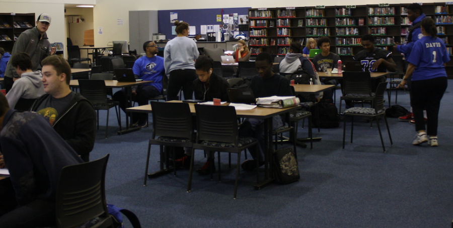 Ladue students work in the library to prepare for their classes. 